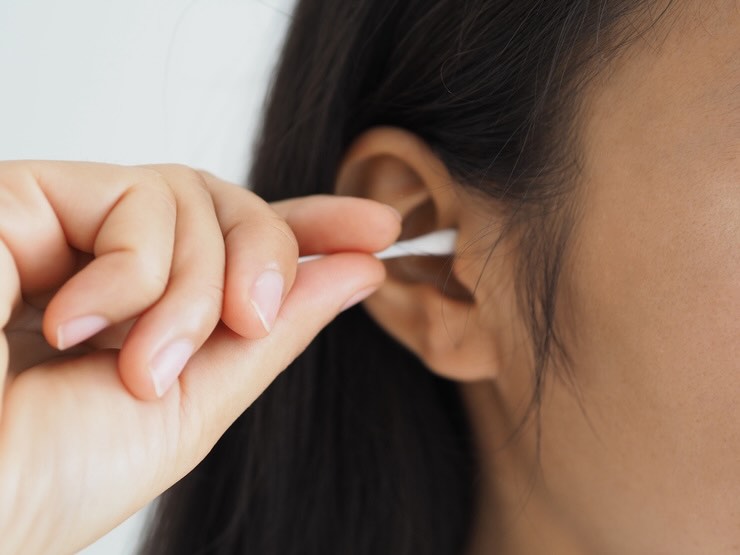 Cerume alle orecchie: come eliminarlo con ingredienti naturali