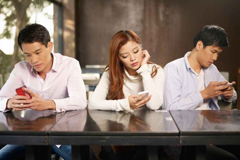 Phubbing: Cómo lidiar con personas que no te miran a los ojos