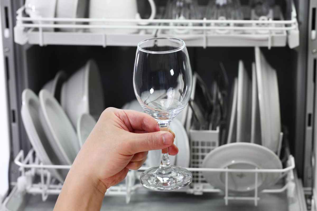 Lavari i bicchieri di cristallo