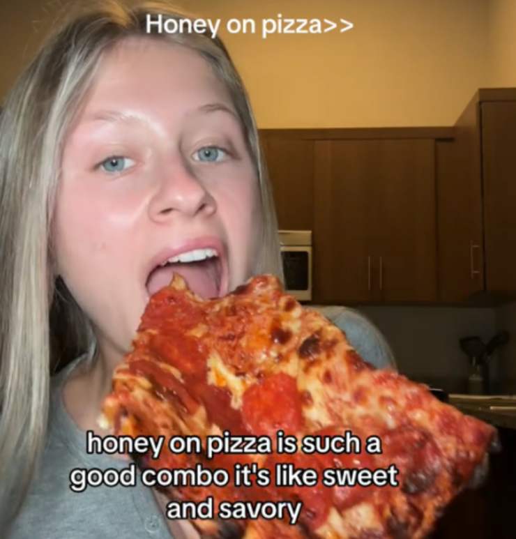 Pizza con il miele, il nuovo trend lanciato da una tiktoker è virale
